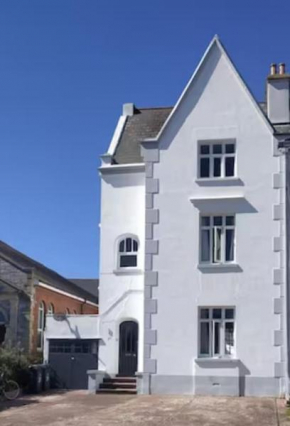 Huge 5 bed Grade II listed home in heart of town